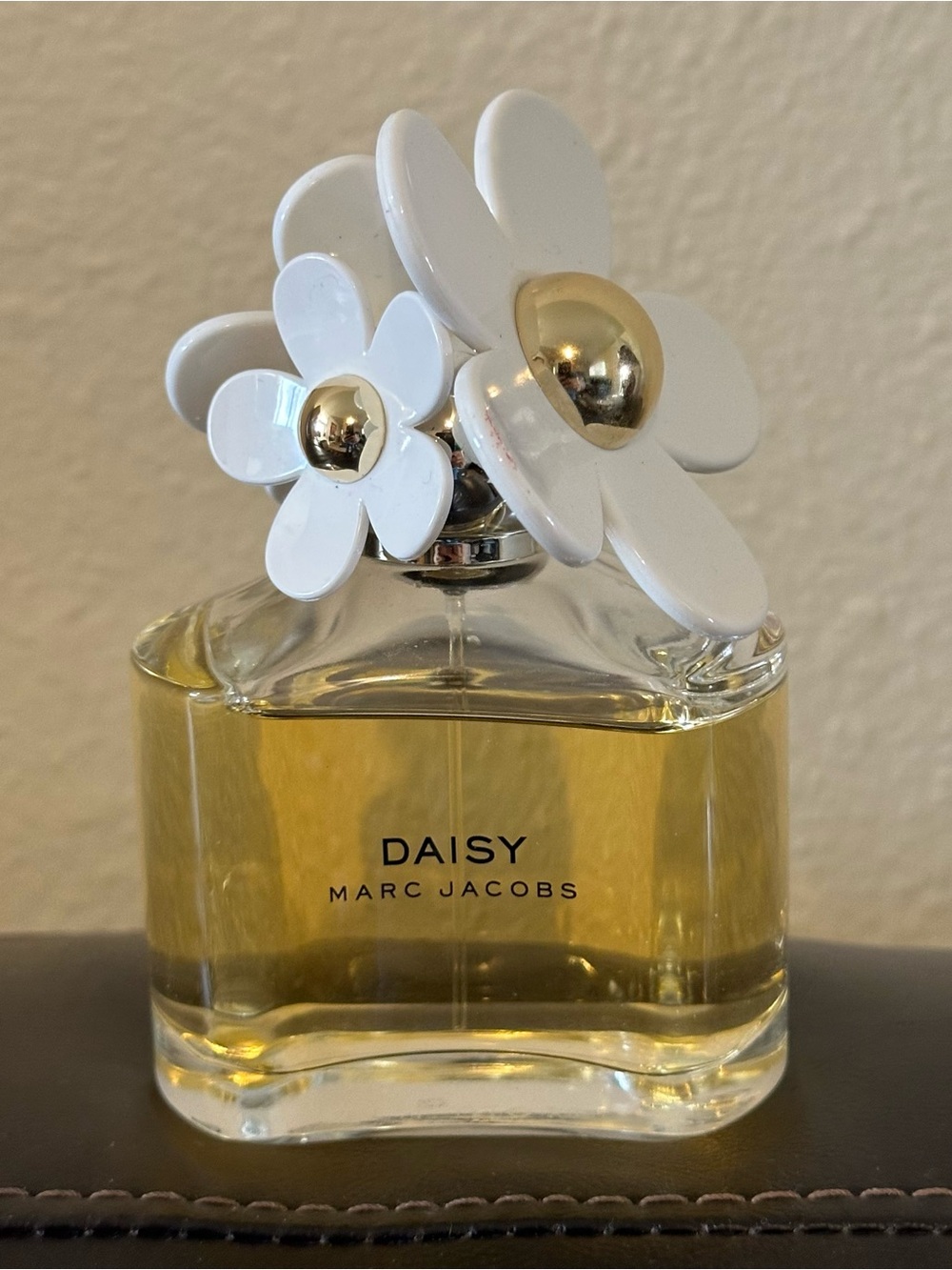 ORIGINAL Marc Jacobs Daisy White and Gold Floral Accent Bottle